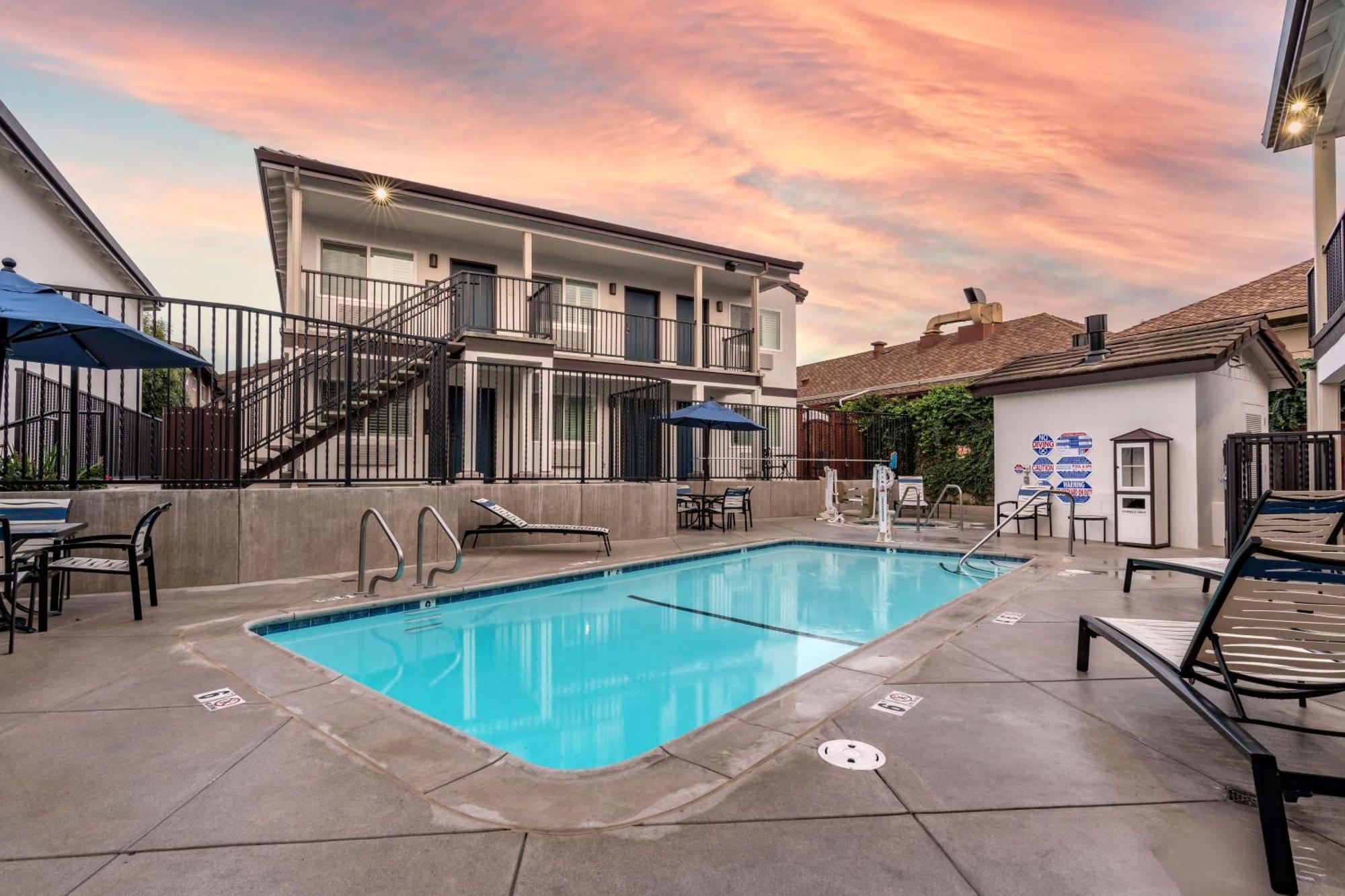 Western Rose Garden Hotel 3*